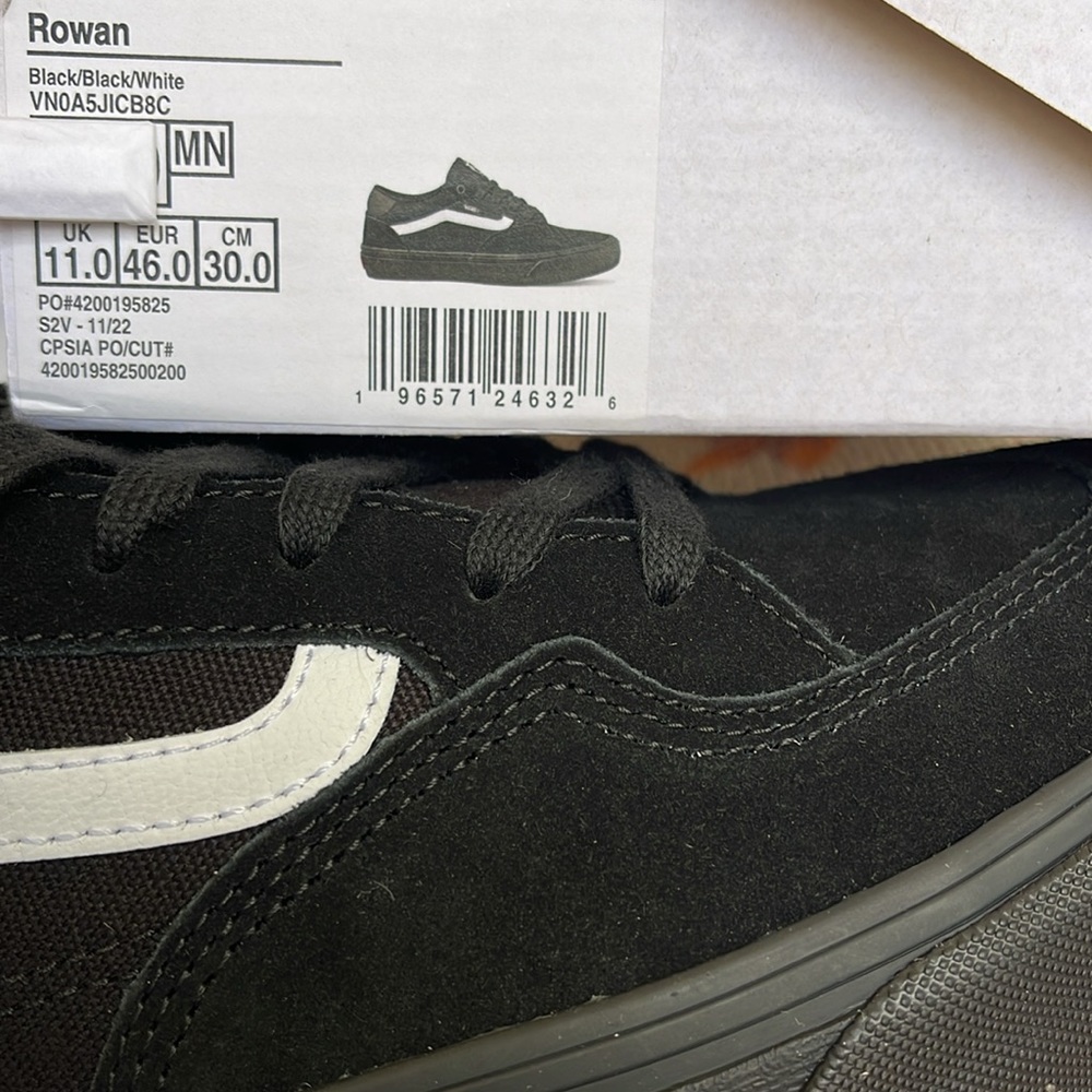 Vans WMNS Rowan
Black/Black/White
VN0A5JICB8C
Sneakers - Picture 16 of 16